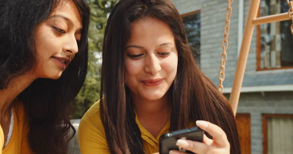 Primer Plano Chicas Indias Jóvenes Viendo Algo Teléfono Inteligente —  Fotos de Stock