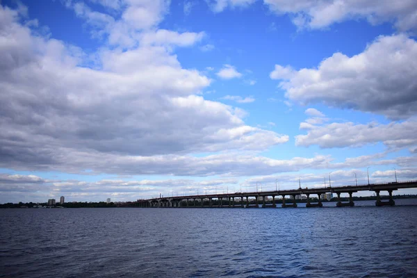 Uma Vista Incrível Céu Azul Com Nuvens Brancas Ponte Através — Fotografia de Stock