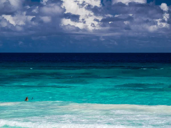 Красивий Вид Пляж Високими Хвилями Блакитним Небом Безліччю Хмар — стокове фото