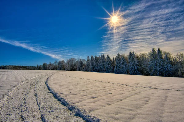 Ein Schneebedecktes Feld Mit Einem Pfad Vor Dem Hintergrund Von — Stockfoto