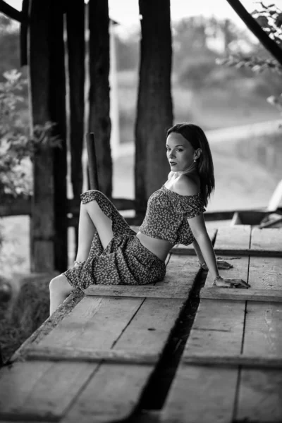 Eine Vertikale Graustufenaufnahme Einer Jungen Kaukasischen Frau Einem Sexy Outfit — Stockfoto