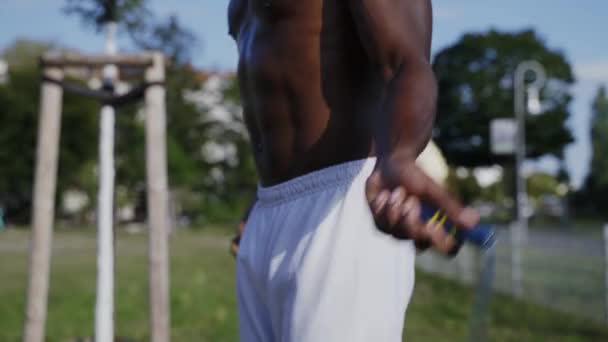 Środkowa Część Afrykańskiego Mężczyzny Ćwiczącego Skakance Outdoor Slow Motion — Wideo stockowe