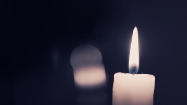 촛불을 밝히며 촛불을 태운다 — 비디오