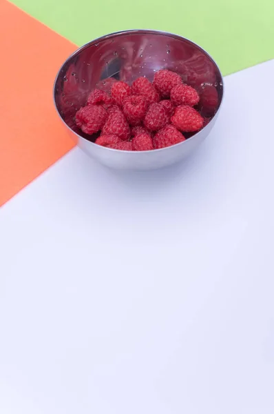 Zoete Smakelijke Frambozen Een Kom Veelkleurige Achtergrond Kopieer Ruimte — Stockfoto