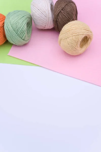 Hilos Decoración Multicolor Sobre Fondo Color Brillante Con Espacio Copia — Foto de Stock