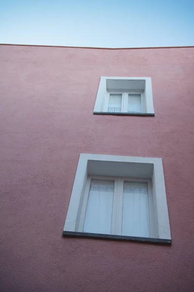 Два Вікна Фасаді Будинку Блакитне Небо — стокове фото