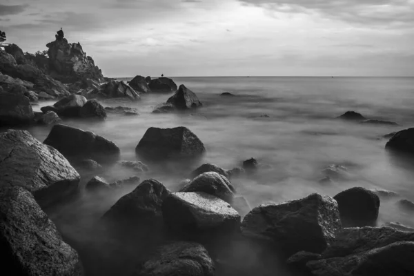 Серый Кадр Камней Воде Берегу — стоковое фото