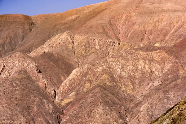 Uma Vista Formações Rochosas Coloridas Perto Aldeia Purmamarca Vale Quebrada — Fotografia de Stock