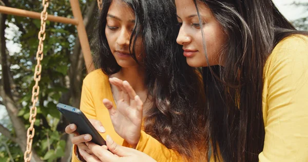 Deux Filles Indiennes Traînant Ensemble Font Défiler Sur Smartphone — Photo