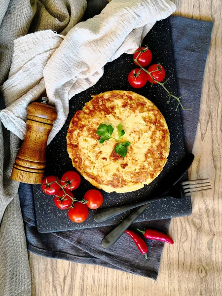 Närbild Läcker Omelett Brunch Med Tomater — Stockfoto