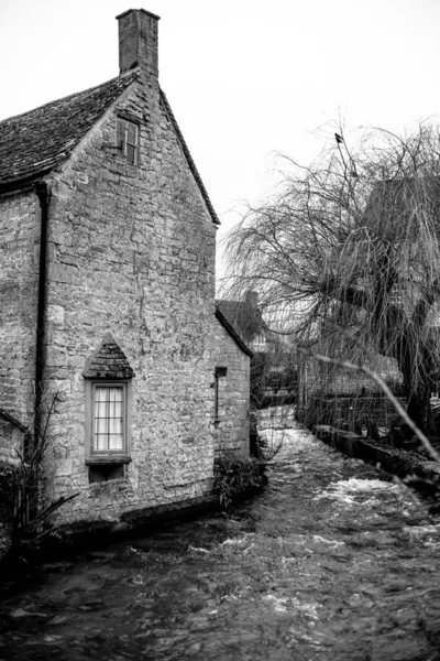 Vecchio Edificio Pietra Vicino Fiume Che Scorre Nel Villaggio Cotswolds — Foto Stock