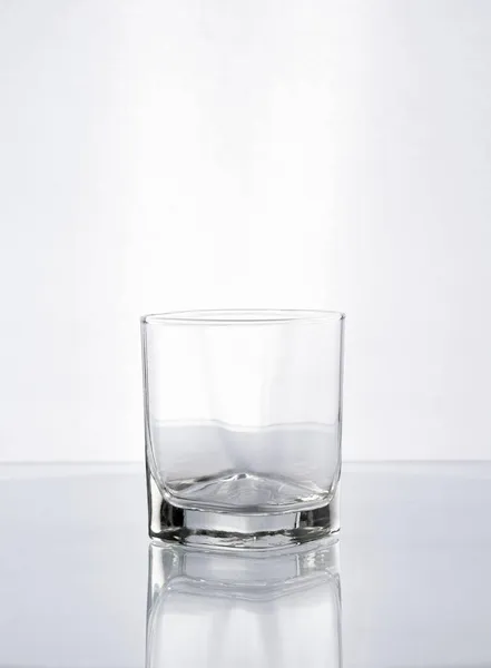 玻璃杯白色背景上的一个形状的玻璃杯 — 图库照片