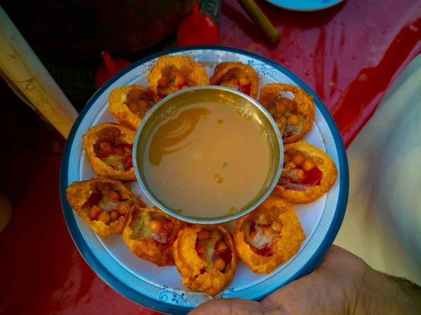 在中间放着一碗汤的盘子里 可以看到印度食物的顶部 — 图库照片