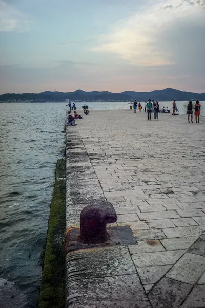 Zadar Croacia 2021 Los Turistas Disfrutan Puesta Sol Rompeolas Costero — Foto de Stock