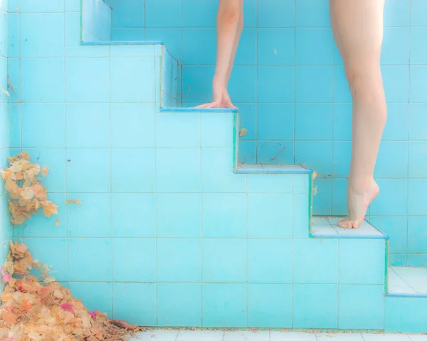 腕と足の女性のバレリーナの先端位置 プールのステップに上昇 — ストック写真