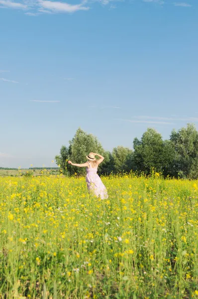Female Light Pink Dress Whirling Beautiful Field Sunny Day — Stock Photo, Image