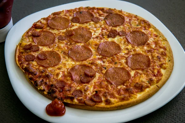 Una Porción Pizza Pepperoni Con Ketchup Plato Blanco —  Fotos de Stock