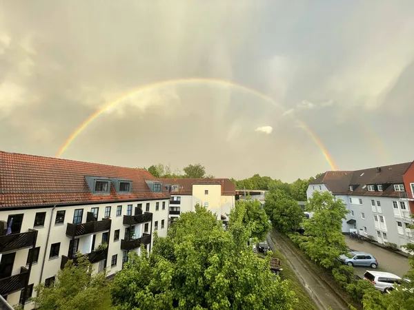 Una Vista Aérea Del Colorido Arco Iris Través Los Edificios —  Fotos de Stock