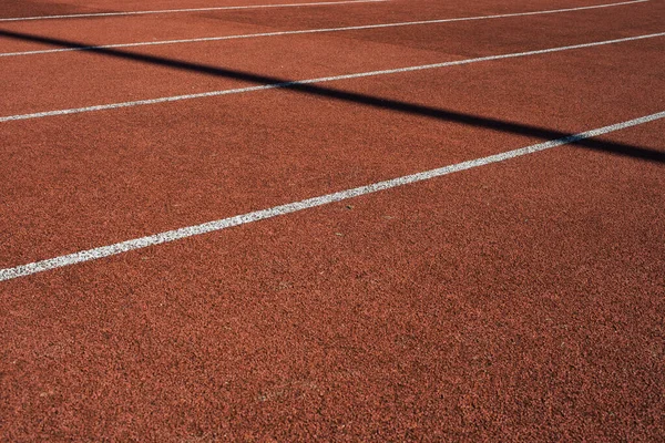 Güneşli Bir Günde Atletler Için Ayrı Çizgileri Gösteren Beyaz Çizgileri — Stok fotoğraf