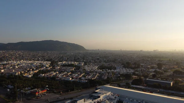 Una Vista Fascinante Una Ciudad Bajo Las Montañas — Foto de Stock