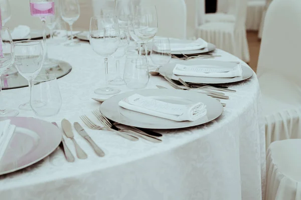 Krásně Vyzdobený Elegantní Bílý Svatební Stůl Pro Obřad — Stock fotografie