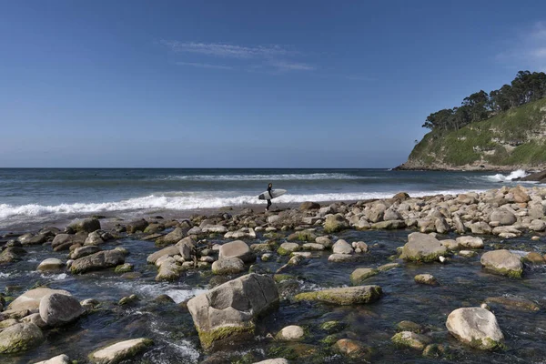 Kayalık Sahil Asturias Kıyısında Mavi Gökyüzünün Altında Bir Sahil — Stok fotoğraf