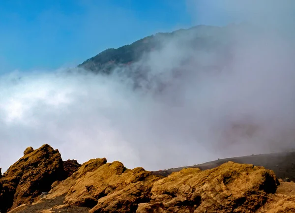 曇りの日の岩山 — ストック写真