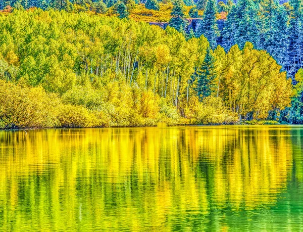 美丽的青山映照在湖面上 — 图库照片