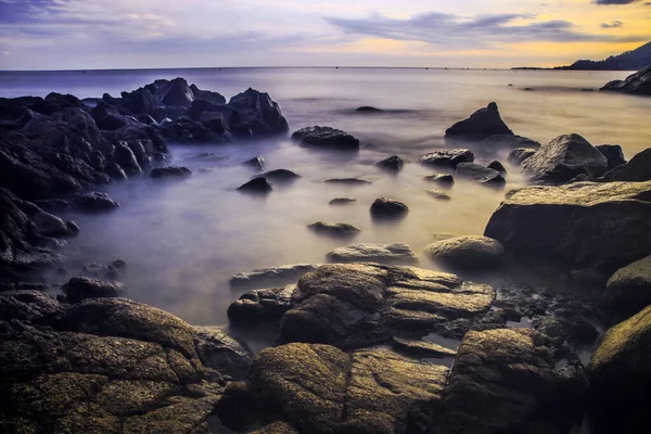 Красивый Вид Камни Воде Берегу — стоковое фото