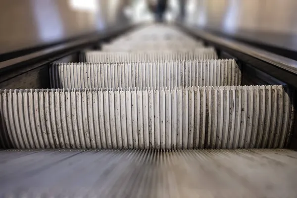 Eine Flache Aufnahme Der Treppe Einer Fahrenden Rolltreppe — Stockfoto