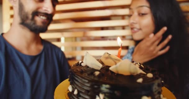 Pareja Celebrando Cumpleaños Con Pastel Chocolate Casa — Vídeos de Stock