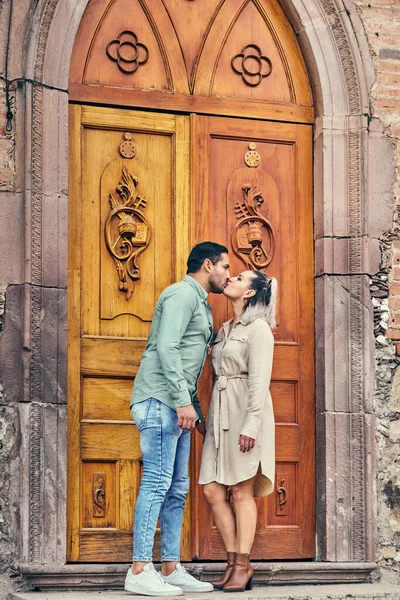 Jovem Casal Latino Feminino Apaixonado Dando Beijo Entre Anos — Fotografia de Stock