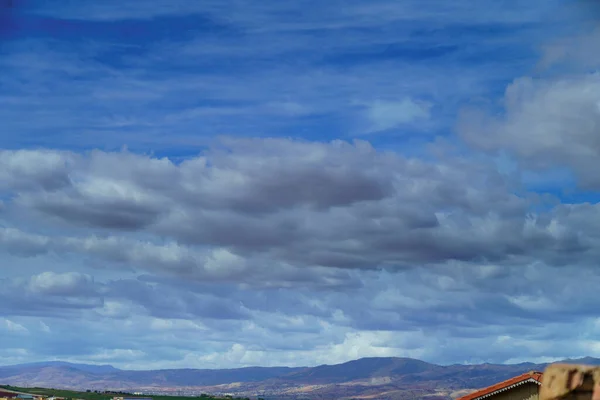 Hermoso Paisaje Nublado Con Nubes Esponjosas Contra Cielo Azul —  Fotos de Stock