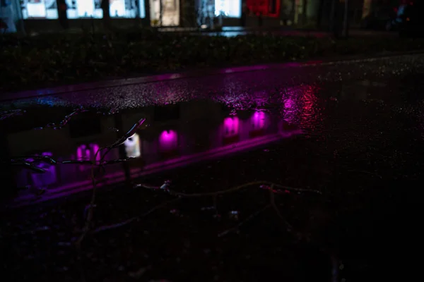 Edifício Com Luzes Néon Coloridas Refletindo Uma Pequena Lagoa Chuva — Fotografia de Stock