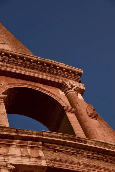 이탈리아 로마의 하늘에 기념물의 수직으로 — 스톡 사진