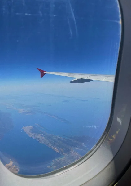 Egy Függőleges Felvétel Tengeri Kilátásról Kék Égboltról Repülőgép Ablakából — Stock Fotó