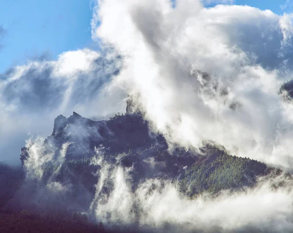 Pico Uma Montanha Cercada Por Nuvens — Fotografia de Stock