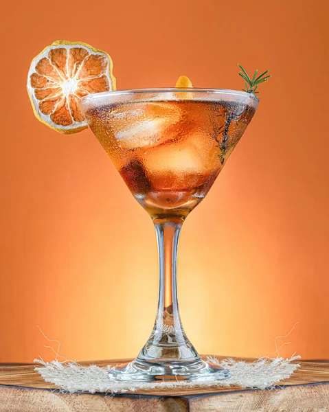 Coquetel Laranja Vidro Martini Com Limão Desidratado Raminho Alecrim Superfície — Fotografia de Stock