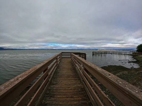 Den Klara Sjön Den Molniga Himlen Kalifornien — Stockfoto