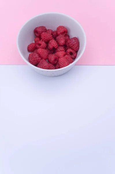 Zoete Smakelijke Frambozen Een Kom Veelkleurige Achtergrond Kopieer Ruimte — Stockfoto