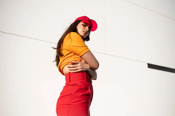 Uma Mulher Caucasiana Elegante Uma Roupa Brilhante Posando Fora — Fotografia de Stock