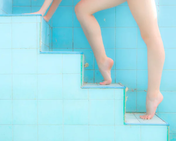 Egy Balerina Lábujjhegyen Álló Lábai Amint Medence Lépcsőjén Mászik — Stock Fotó