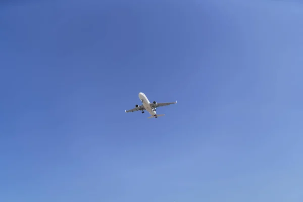 Avión Volando Cielo Azul Claro —  Fotos de Stock