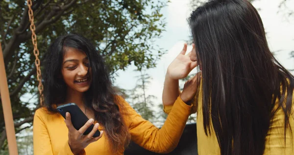 Chicas Indias Alegres Desplazan Teléfono Inteligente Divertirse —  Fotos de Stock