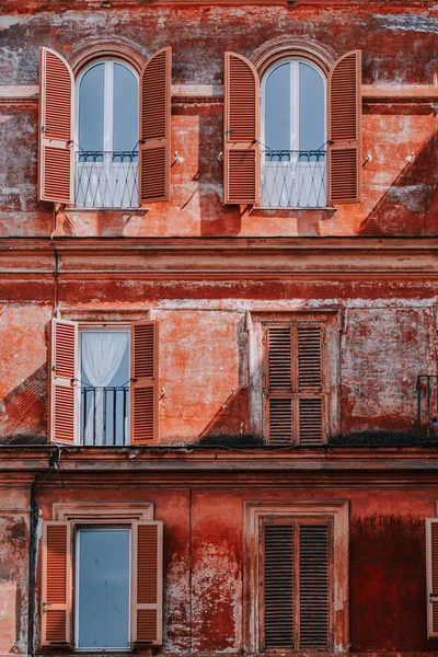 イタリアのローマに窓シャッター付きの古いファサードアパートの建物 — ストック写真