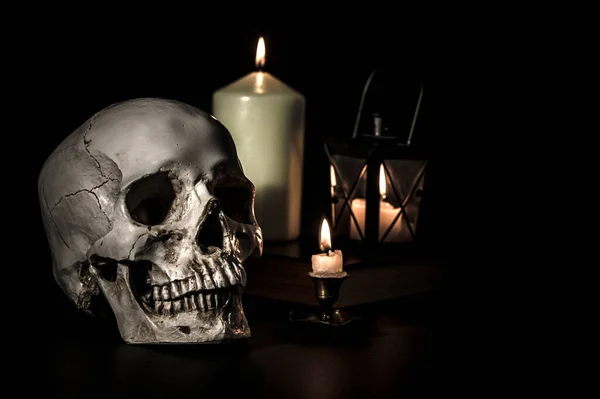 배경에 사람의 두개골 촛불을 클로즈업 — 스톡 사진