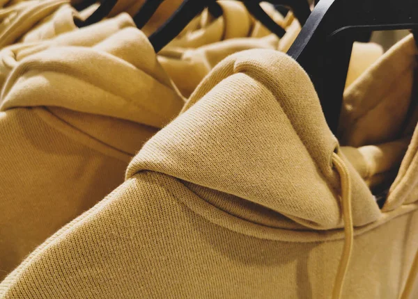 Желтые Толстовки Вешалках Магазине Одежды Одежды — стоковое фото