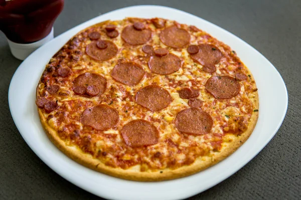 Una Porción Pizza Pepperoni Con Ketchup Lado —  Fotos de Stock