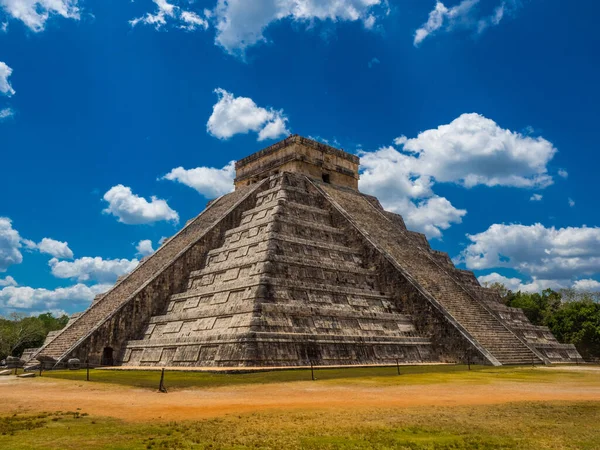 Een Prachtig Uitzicht Blauwe Lucht Witte Wolken Met Chichen Itza — Stockfoto