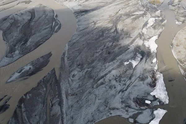 Uma Vista Aérea Rios Com Montanhas Nevadas Fundo — Fotografia de Stock